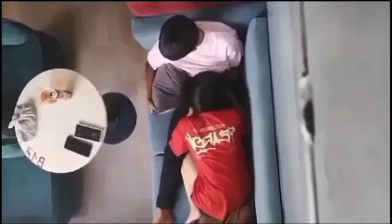 Quay lén ghệ bú bú cho em ghệ nơi công cộng