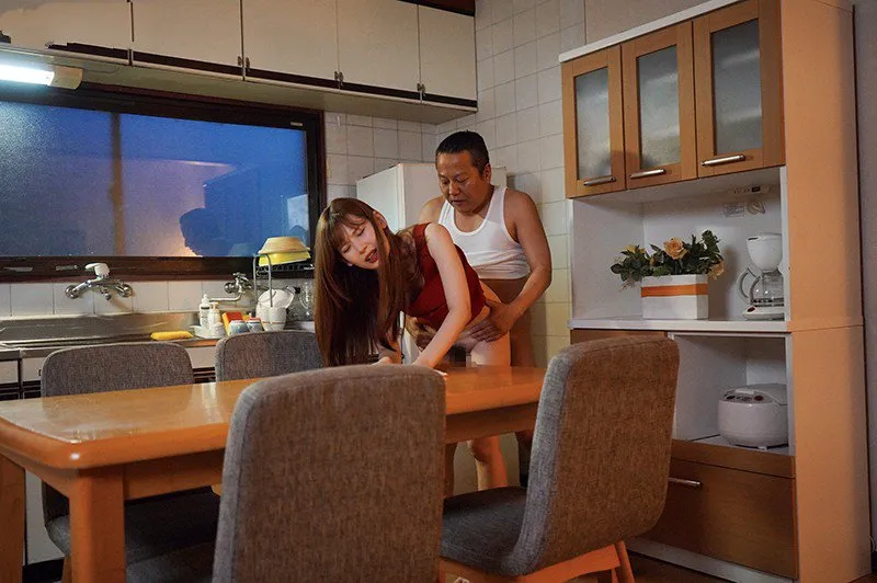 Con búp bê bị ông chồng mới của mẹ làm tình mỗi ngày, cho dù đã có người yêu