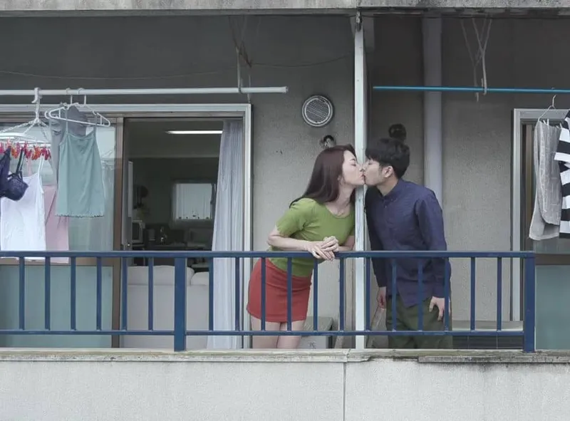 Tiếng rên của chị gần hàng xóm và cậu thanh niên được lái máy bay